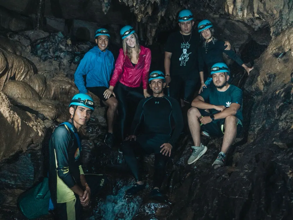 Grupo con cascos y linternas dentro de una cueva de San Gil