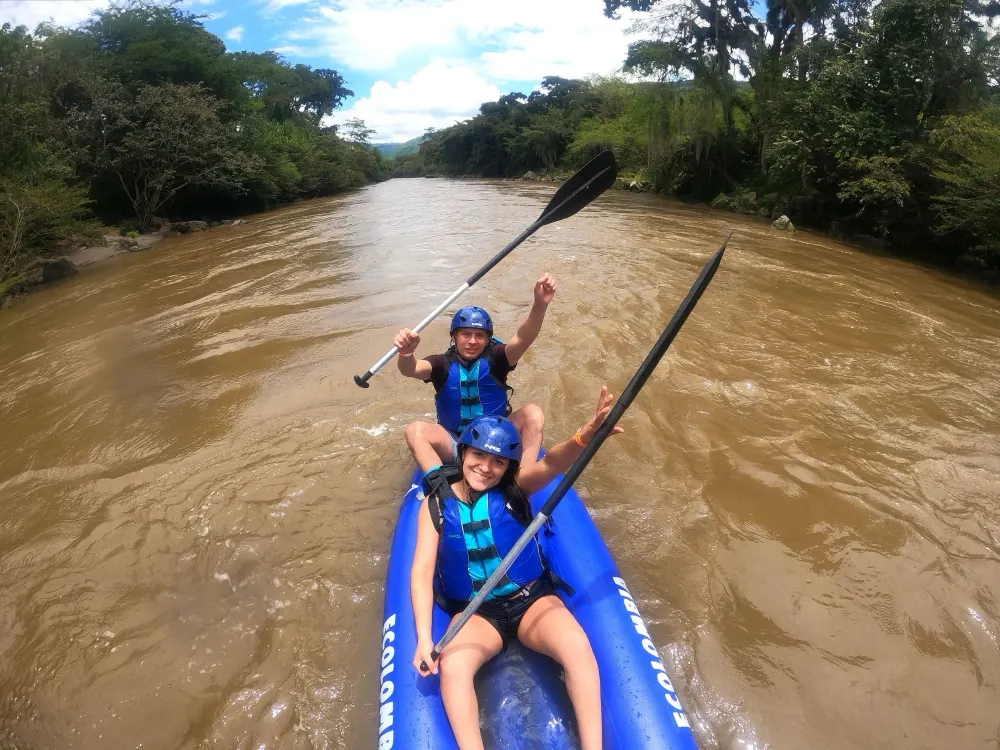 Dos personas remando en un kayak inflable por el río Fonce