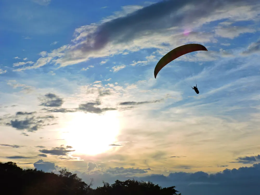 Silueta de un parapente contra el atardecer