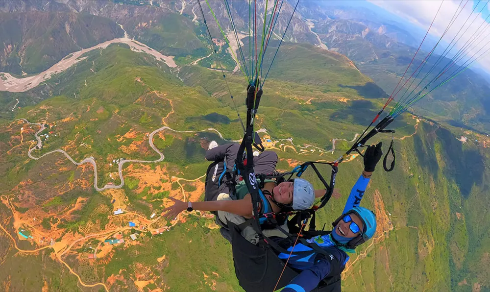 Otro parapente biplaza sobrevolando el Cañón del Chicamocha