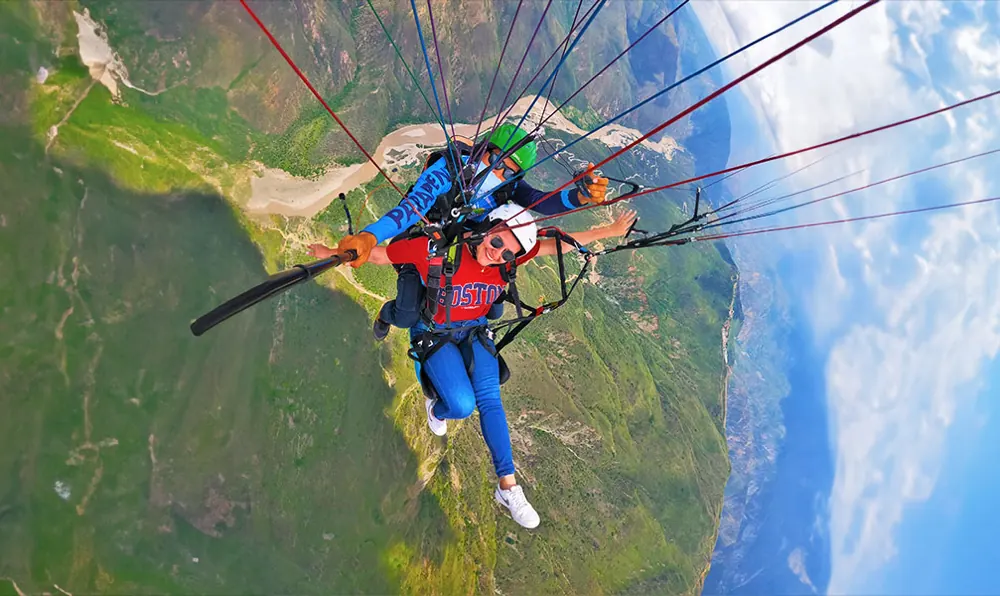 Parapente biplaza volando sobre el Cañón del Chicamocha