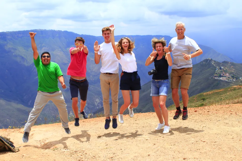 Grupo saltando en el mirador del Cañón del Chicamocha