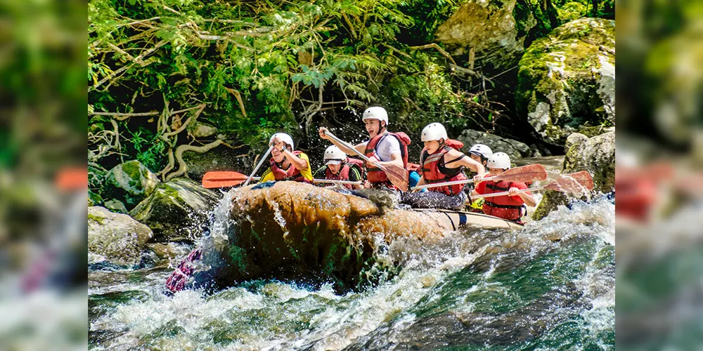 Balsa de rafting entre las rocas del río Fonce