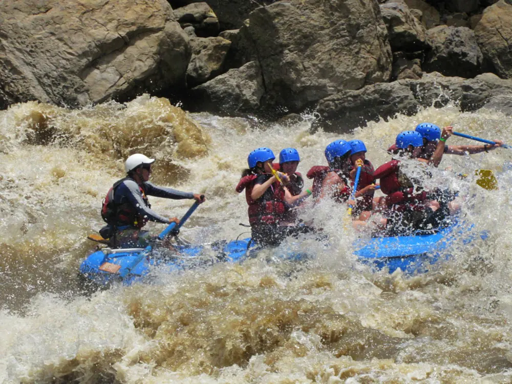 Balsa de rafting en los rápidos fuertes del río Suárez