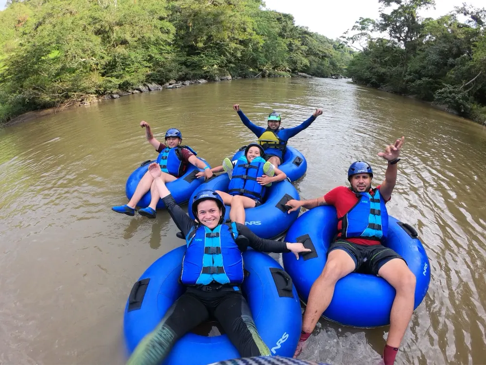 Grupo haciendo tubing en neumáticos por el río