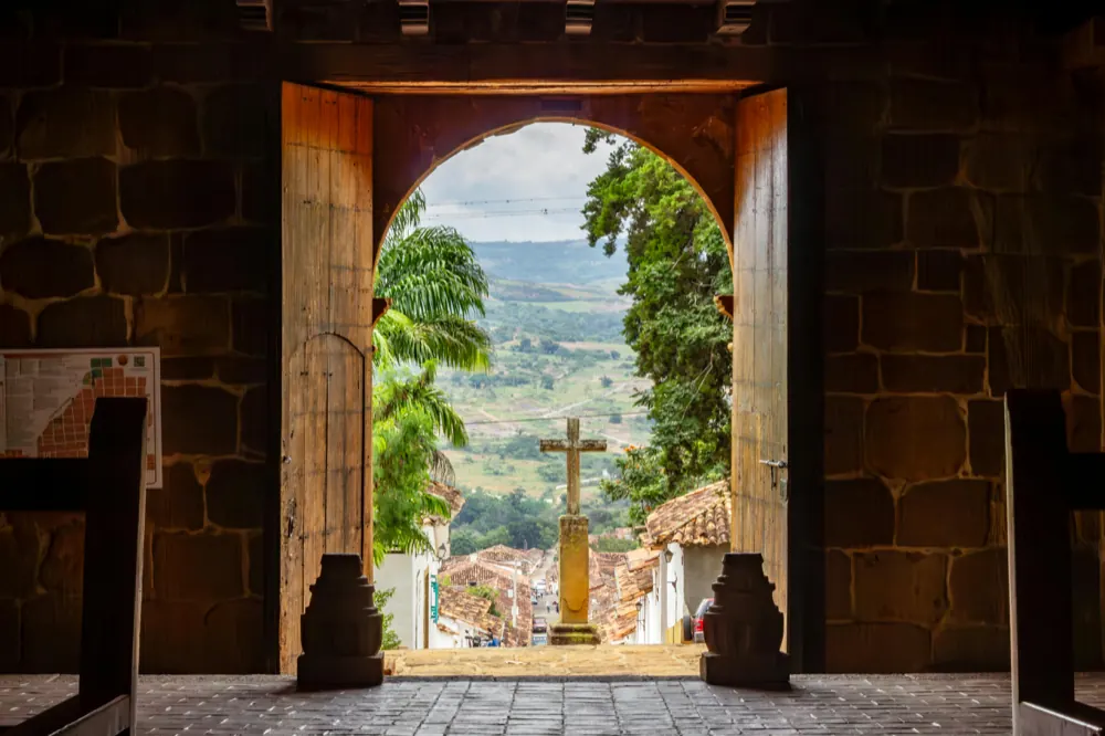 Vista del valle desde el portón de piedra de la iglesia de Barichara