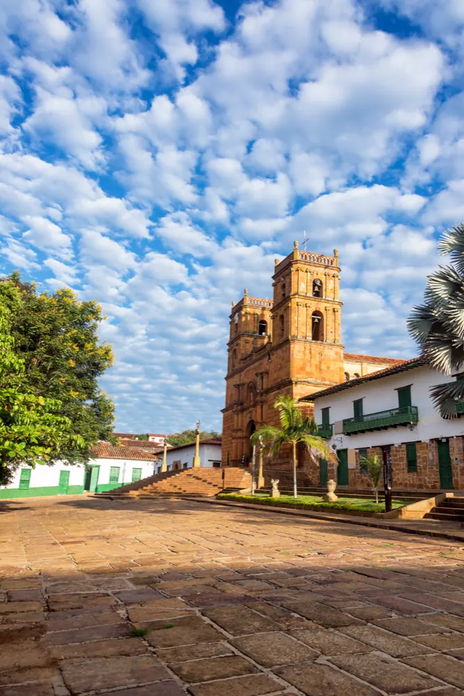Catedral de piedra de Barichara con el cielo azul detrás
