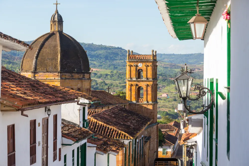 Techos de teja de Barichara con la cúpula y la torre de la iglesia