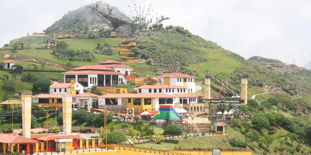 El Parque Nacional del Chicamocha en la loma, con sus construcciones de colores