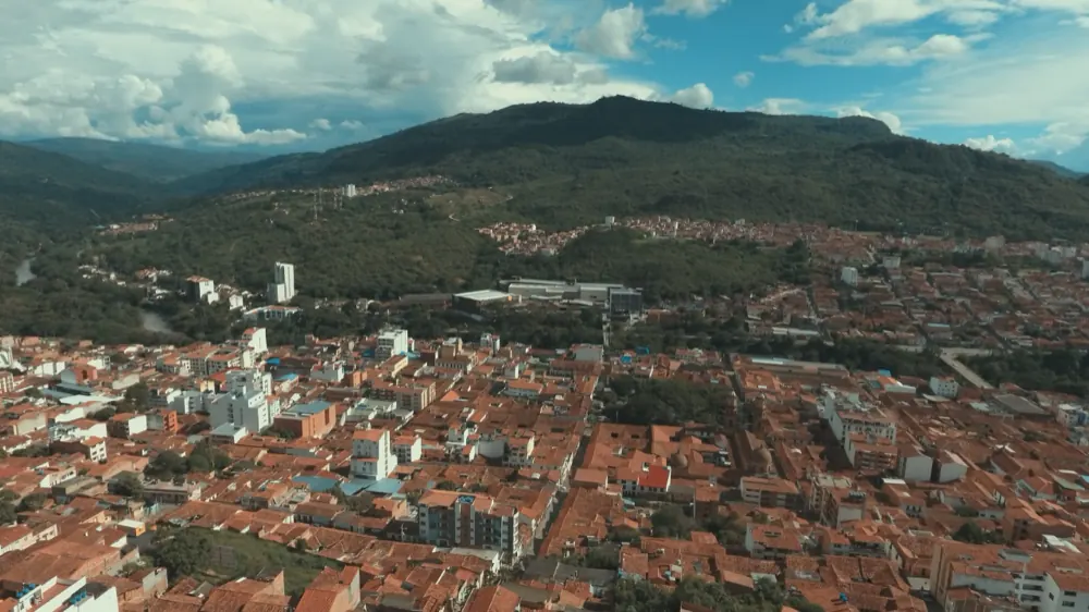 Vista aérea del casco urbano de San Gil con la montaña detrás