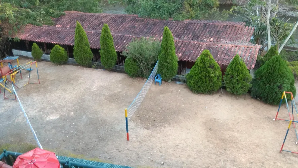 Cancha de vóley playa del hotel vista desde arriba, junto a la zona de juegos