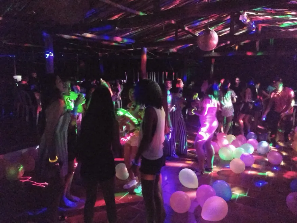 Fiesta neón en la discoteca del hotel