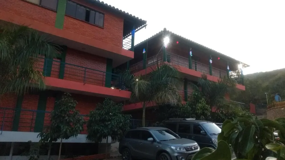 El Hotel Campestre Cacique Yariguí iluminado al caer la noche