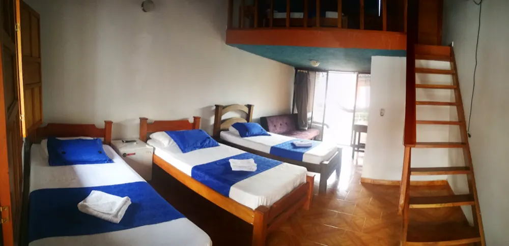 Suite dúplex del hotel con mezanine y escalera de madera