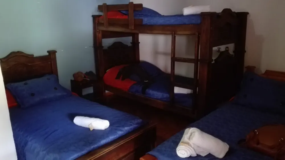Suite familiar del hotel con camarote de madera
