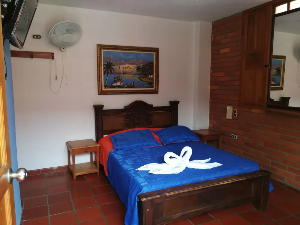 Habitación con tres camas y ventana interior