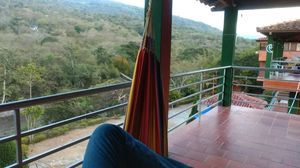Hamaca en un balcón del hotel con vista al valle