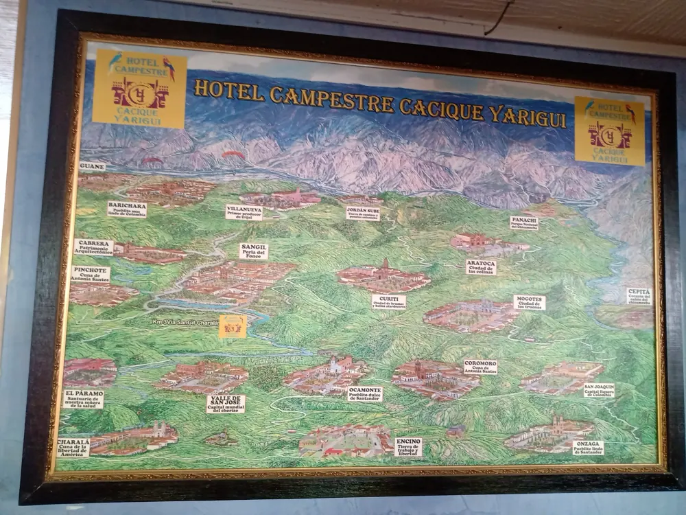 Mapa turístico de Santander enmarcado en el hotel