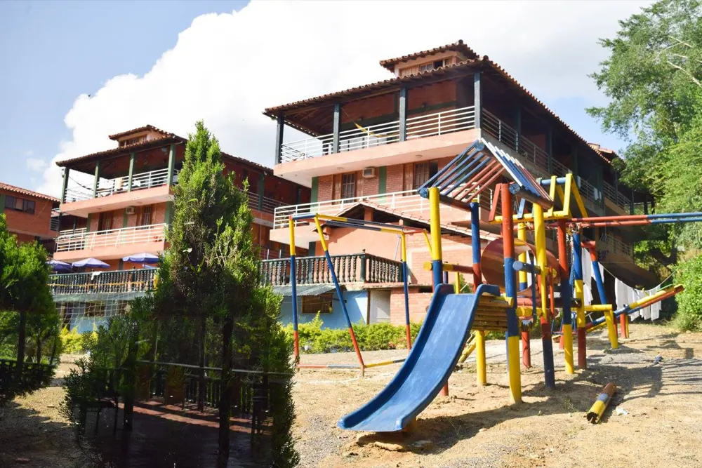 Parque infantil de colores frente a los bloques del hotel