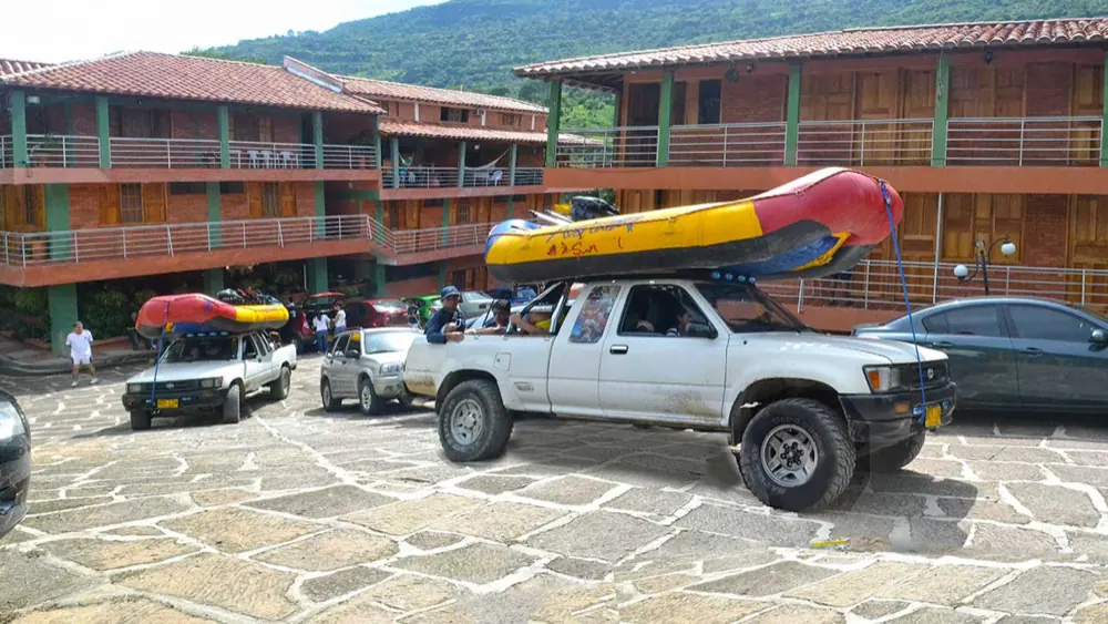 Camionetas del hotel cargadas con balsas de rafting en el parqueadero