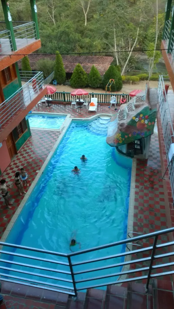 La piscina del hotel vista desde el piso alto