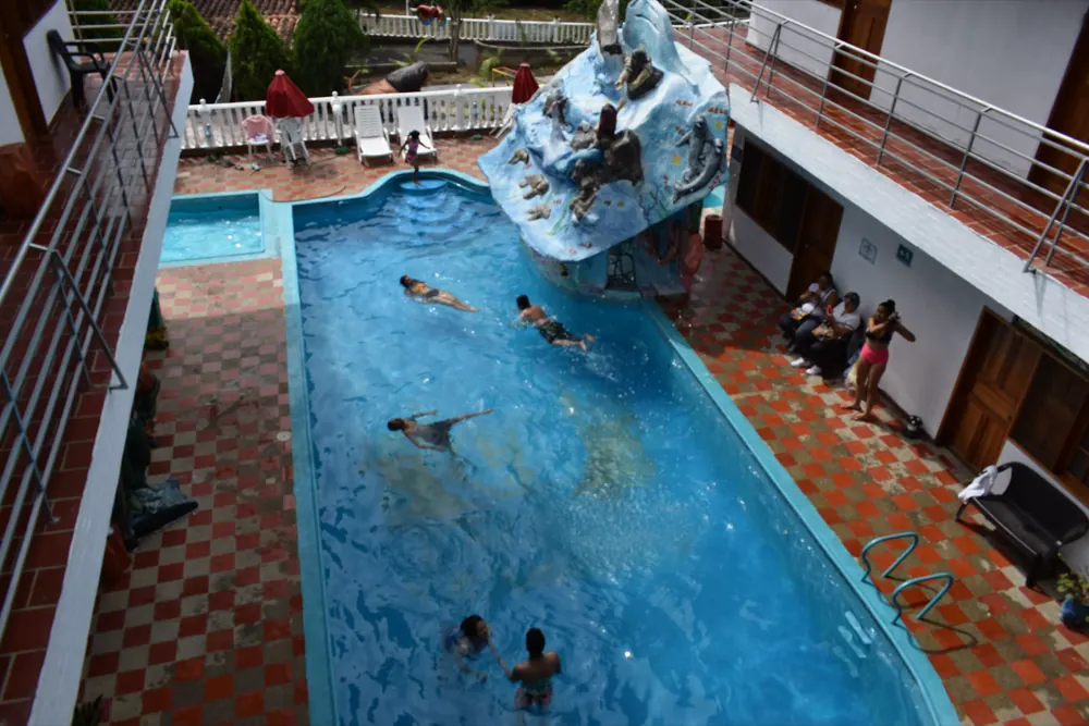 Piscina del hotel con la roca artificial azul tipo iceberg