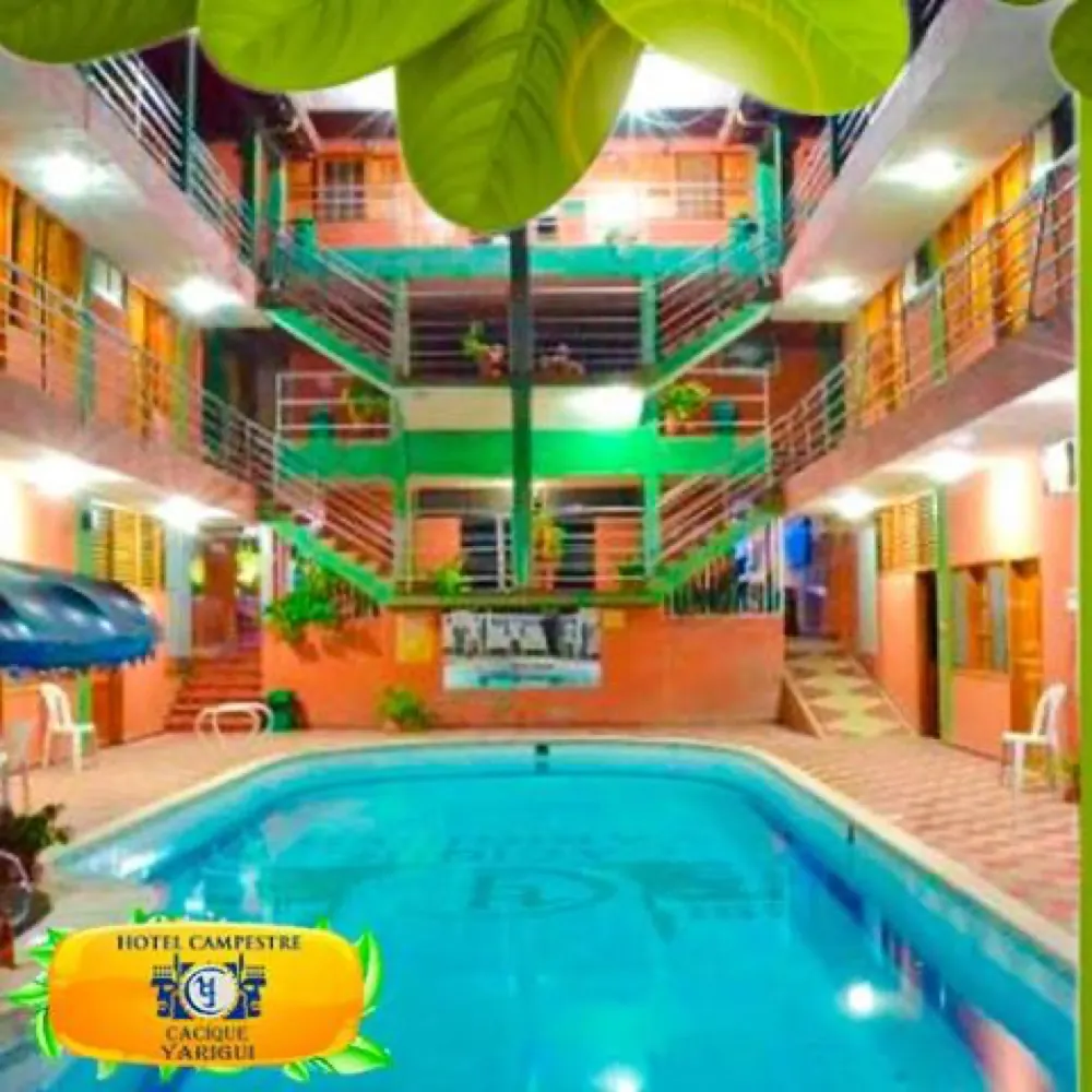 Piscina en un patio interior tropical entre los bloques del hotel