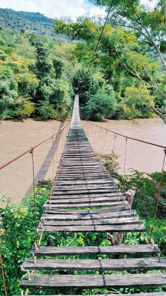 Puente colgante de madera sobre el río Fonce
