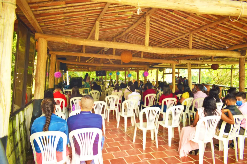 Salón de eventos del hotel en bambú, lleno de sillas durante un evento