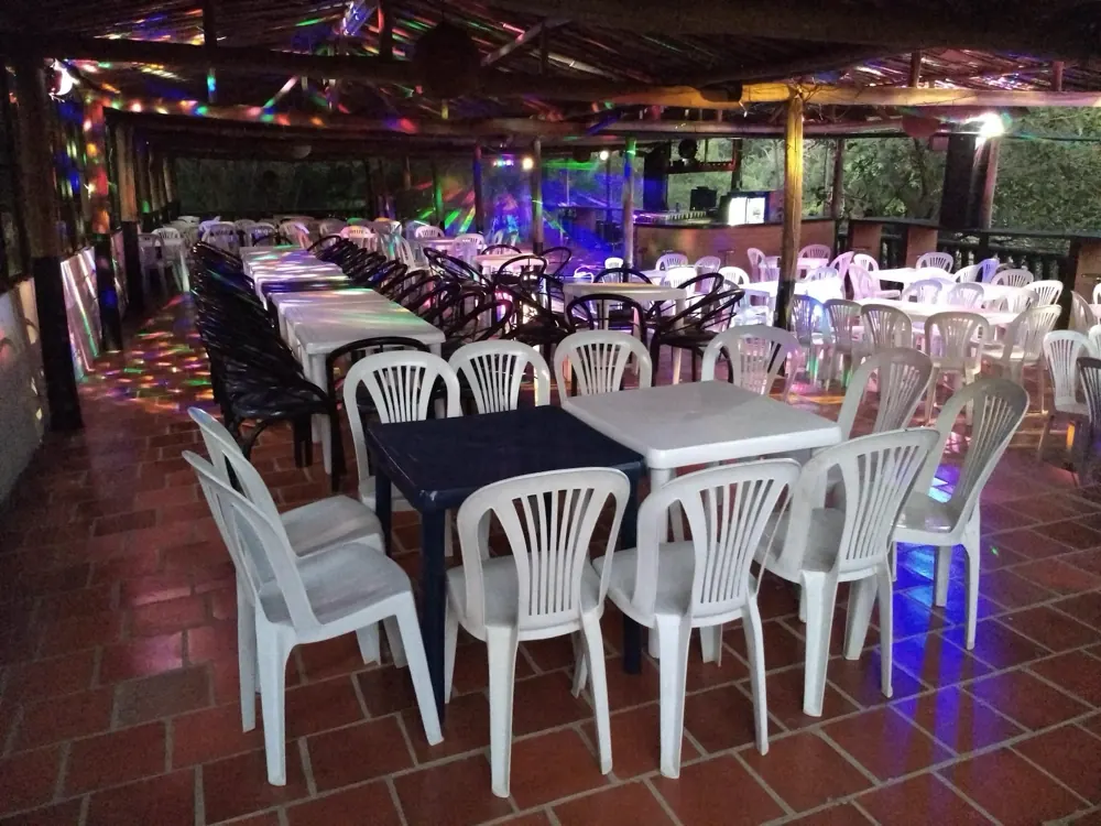 Salón del hotel montado con mesas y luces de colores